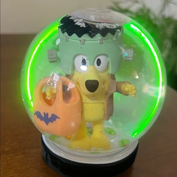 Monster Lucky Booey Snow Globe - Picture 14 of 14